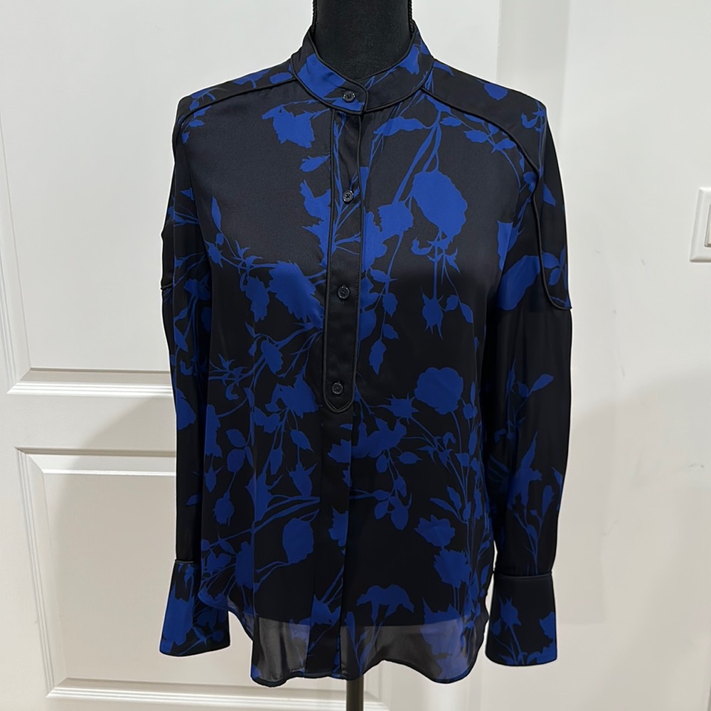 Equipment Femme Silk Button Down Blouse Size small NEW